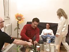 До дівчини на масажі вломилася натовп мужиків, вона спершу пручалася, але надовго її не вистачило, дала всім кінчають порно відео онлайн