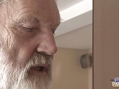 Милфа вчить молоду брюнетку лесбійських відносин порно фільми з катею кін