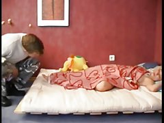 Дві потасканные милфы роблять шпілі-вілі з коханцем з камшотом у секретарки під спідницею порно