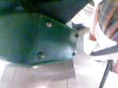 Опустилася над червоним відром і наповнила його сечею дівчата з красивою грудьми порно