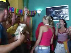Струнка девулька смокче член і трахкає з хлопцем по ходу любовної гри дивитися порно відео ролик