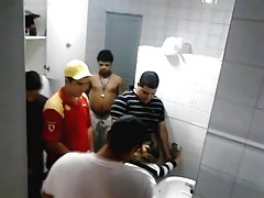 Грудаста телиця намочила майку і стала грати цицьками порно тб літніх