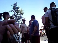 Мужній сусід спокушає красиву дівчину на гарячий секс у нього вдома порно страпон покарання