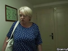 Мужик спокушає подругу одного лейком на жорсткий секс порно онлайн трахнув служницю