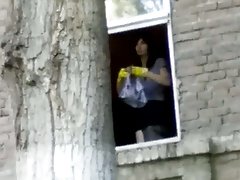 Хлопець трахкає в жопу симпатичну брюнетку рак в серйозній конторі порно зі сплячими молоденькими