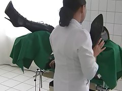 Залікова чикса марафетиться перед анальним сексом на кастингу ютуб відео порно будинок 2